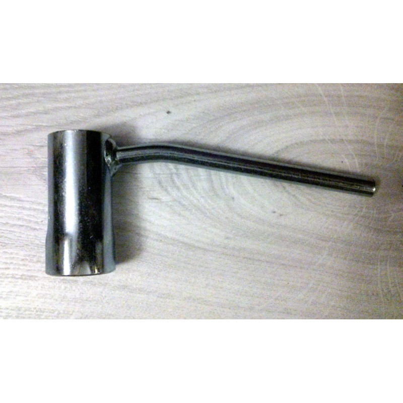 Llave de bujías universal.