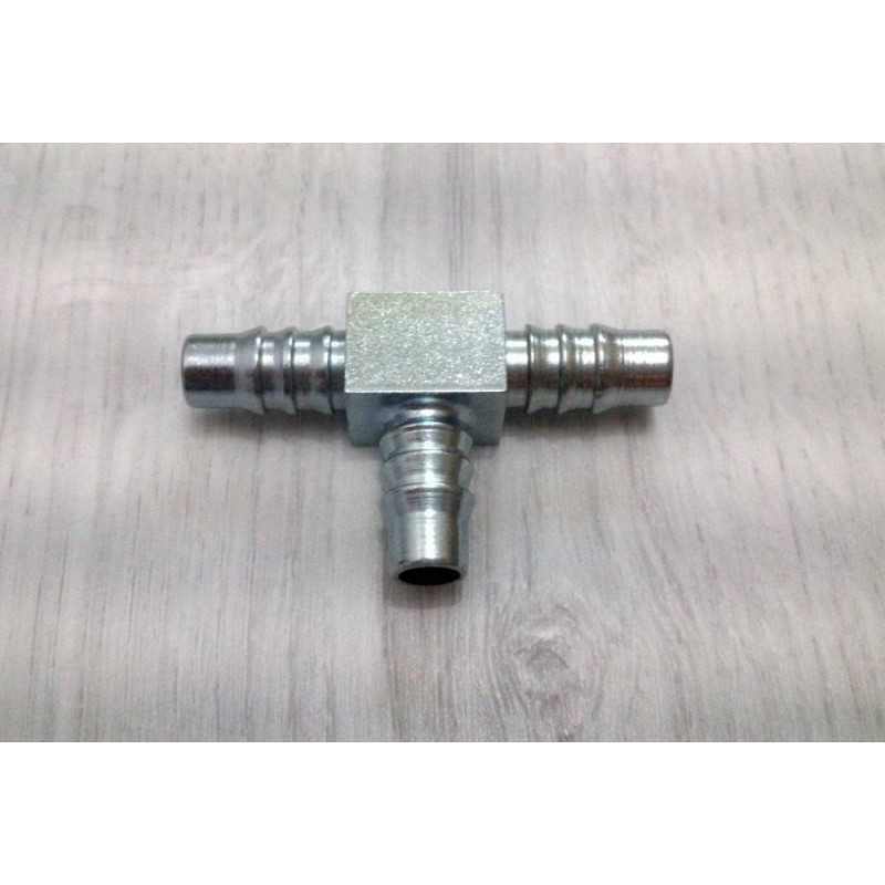 Conector tipo T para tubo de gasolina.