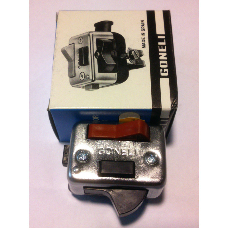 Llave de luces con tapa cromada.